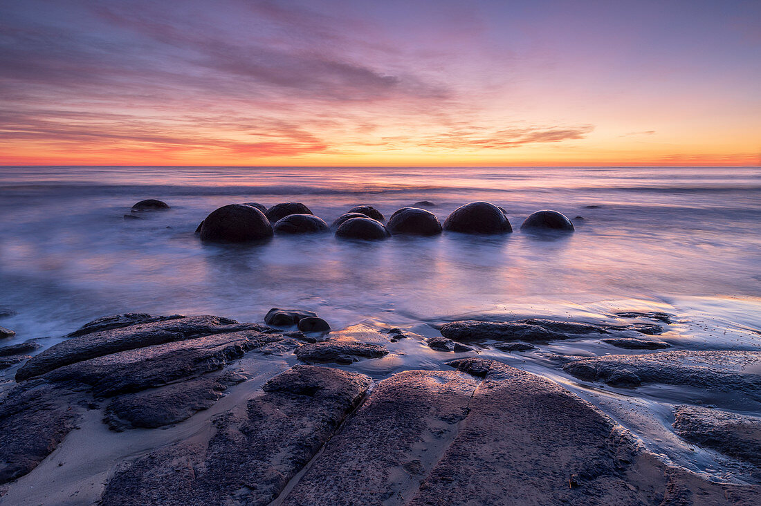 Die Moeraki Boulders mit unglaublichem Sonnenaufgang, Moeraki Beach, Otago, Südinsel, Neuseeland, Pazifik