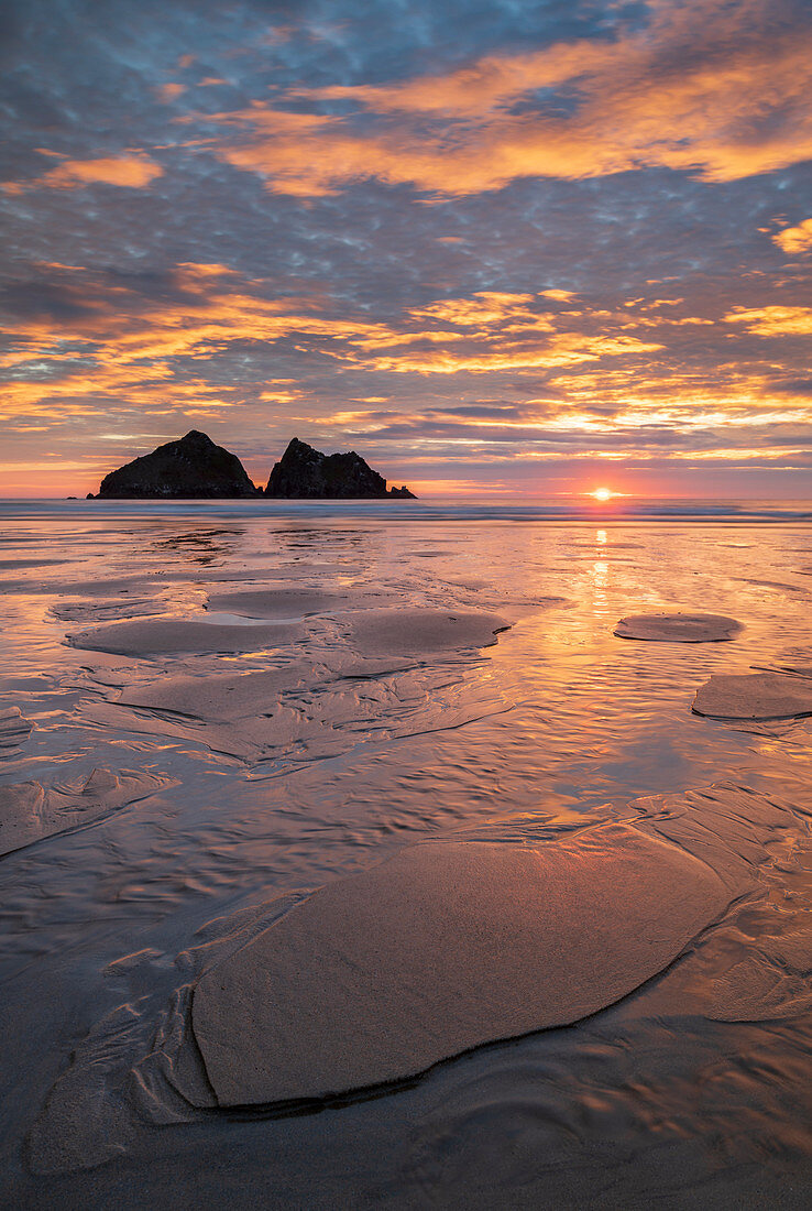 Spektakulärer Sonnenuntergang über Holywell Bay in Nord-Cornwall, England, Vereinigtes Königreich, Europa