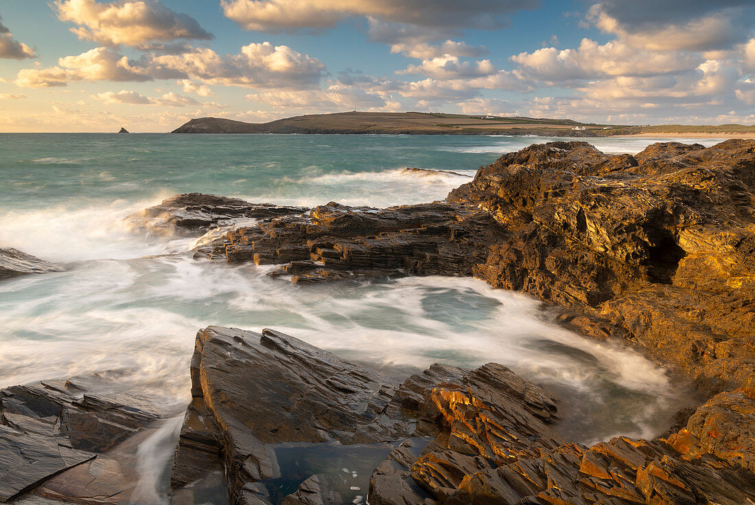 Felsige Küste von Treyarnon Point bei Sonnenuntergang mit Blick auf Trevose Head, Cornwall, England, Vereinigtes Königreich, Europa