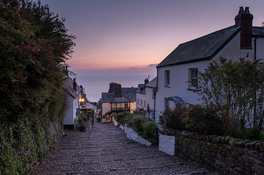 Gepflasterte Dorfgasse im Morgengrauen, Clovelly, Devon, England, Vereinigtes Königreich, Europa