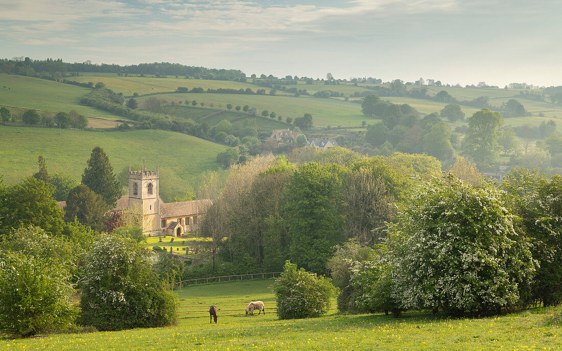 Ländliche Kirche in der schönen Landschaft von Cotswolds, Naunton, Gloucestershire, England, Vereinigtes Königreich, Europa