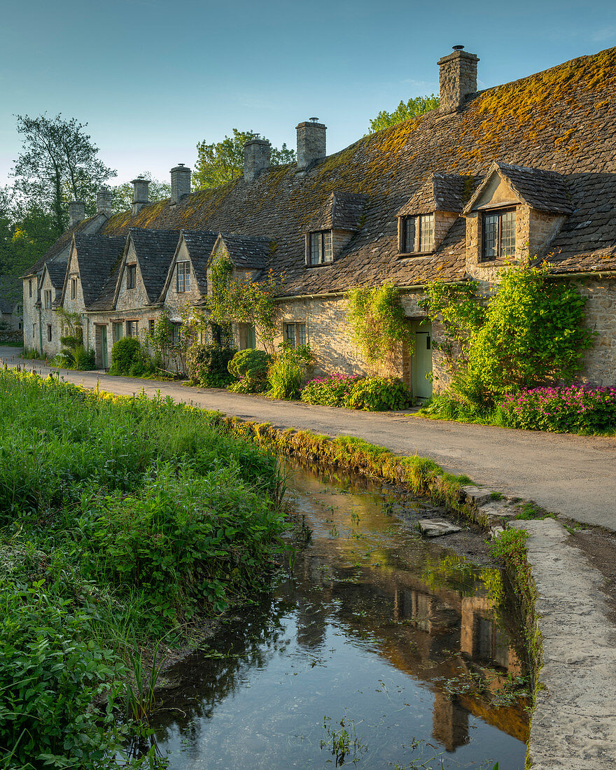 Arlington Row Cottages im hübschen Cotswold-Dorf Bibury, Gloucestershire, England, Großbritannien, Europa