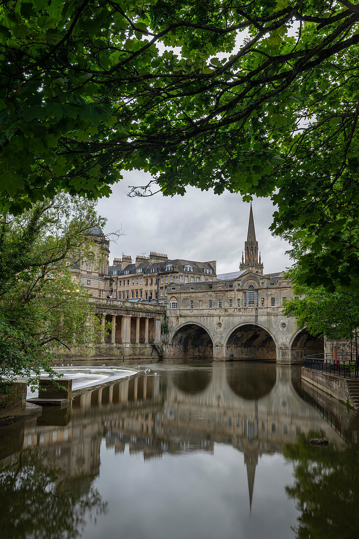 Pulteney Bridge reflected in the River Avon, Bath, UNESCO World Heritage Site, Somerset, England, United Kingdom, Europe