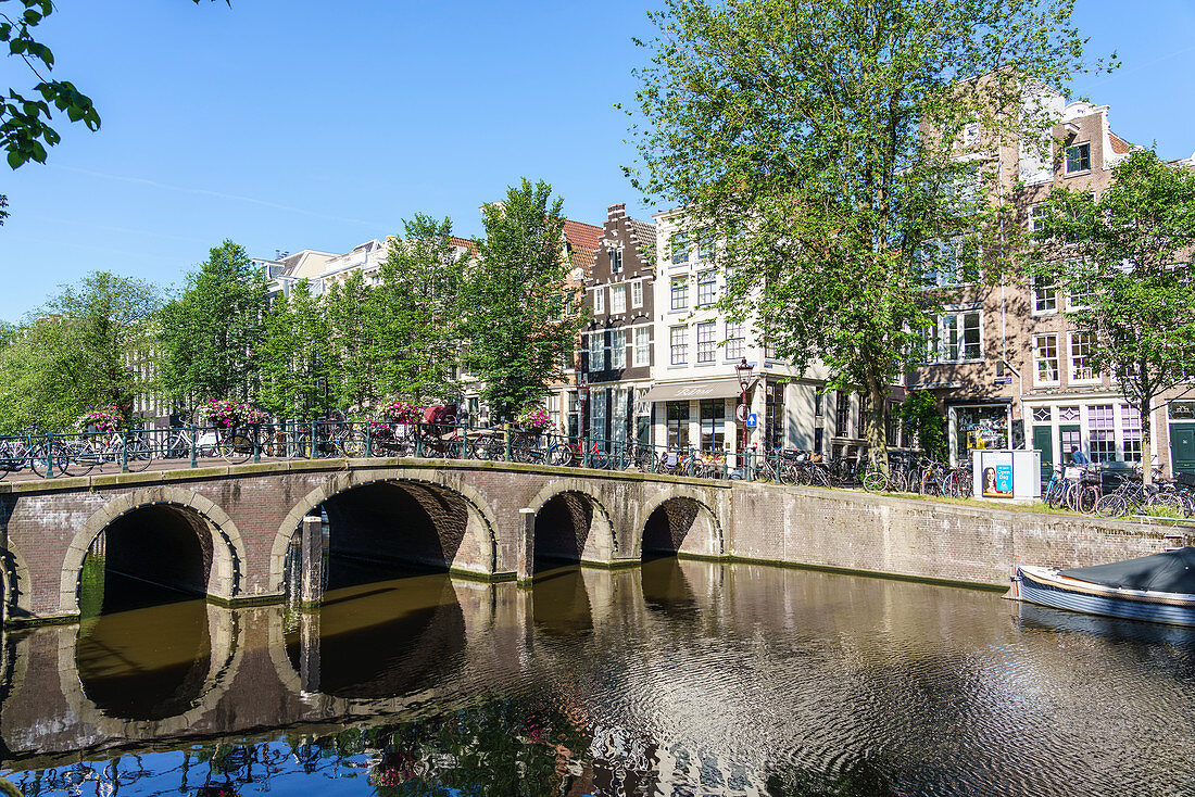 Eine Brücke über den Herengracht-Kanal, Amsterdam, Nordholland, Niederlande, Europa