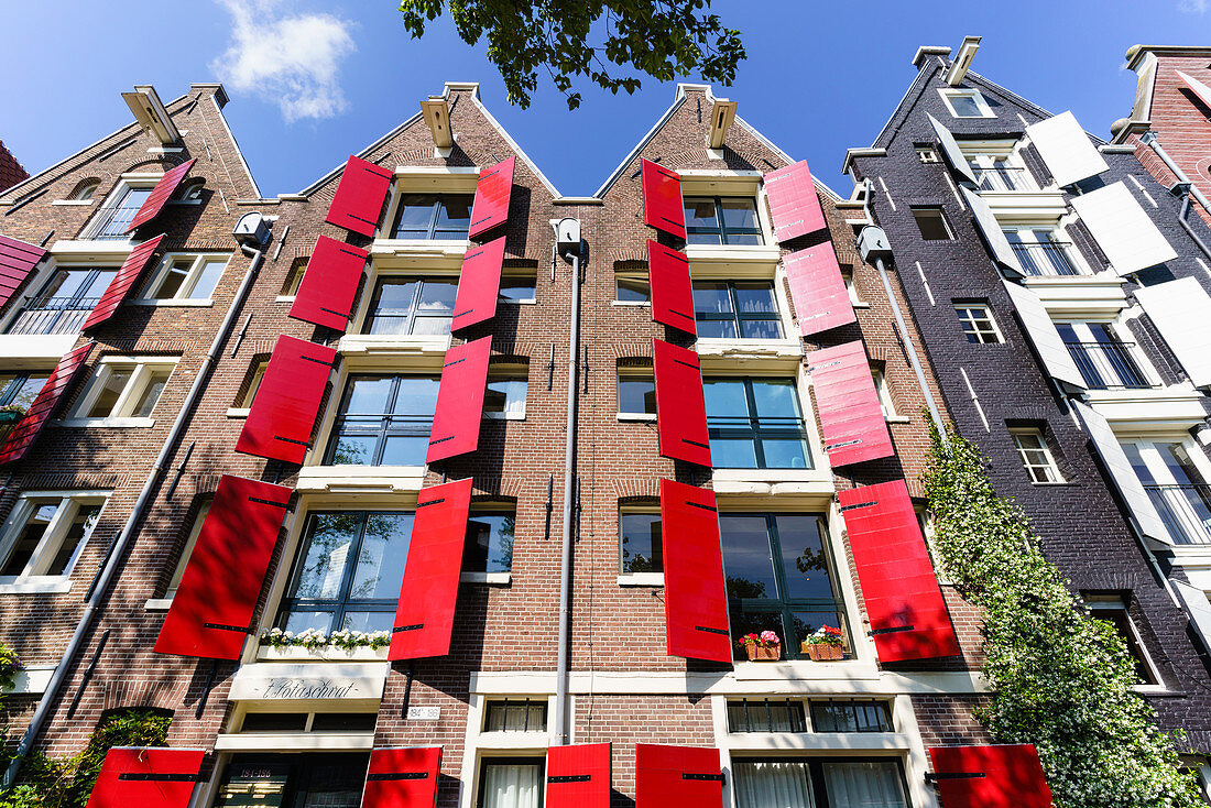 Rote Fensterläden am traditionellen holländischen Gebäude, Amsterdam, Nordholland, Niederlande, Europa