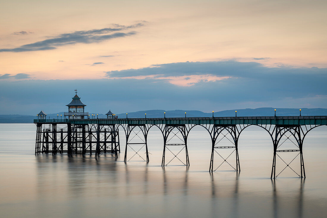 Dämmerung über Clevedon Pier, Clevedon, Somerset, England, Vereinigtes Königreich, Europa