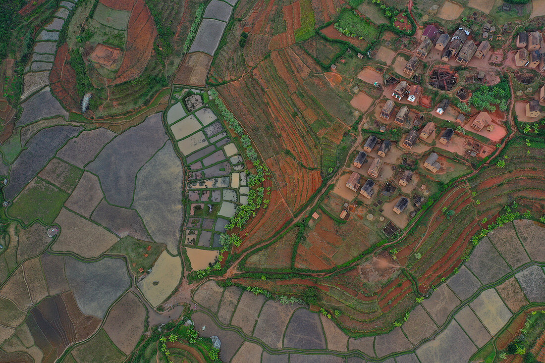 Reisfelder und kleine Dörfer in der Nähe von Ivato, Distrikt Ambositra, National Route RN7 zwischen Ranomafana und Antsirabe, Madagaskar, Afrika