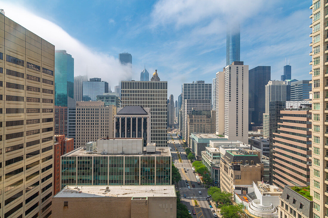 Blick auf die Skyline von Chicago aus dem Hotelfenster auf der Michigan Avenue in der Abenddämmerung, Chicago, Illinois, Vereinigte Staaten von Amerika, Nordamerika