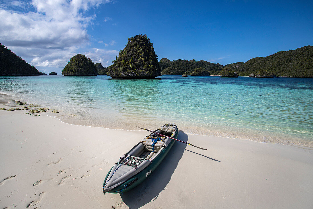 Karst-Kalksteinformationen und Lagune auf der Insel Wayag mit dem Kajak des Fotografen, Raja Ampat, West Papua, Indonesien, Südostasien, Asien