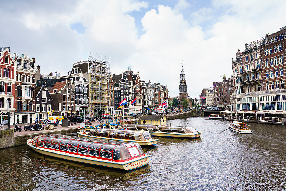 Touristenboote auf Amstel in der Nähe von Muntplein und Rokin, Amsterdam, Nordholland, Niederlande, Europa