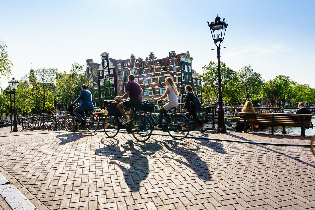 Radfahrer auf einer Brücke über Brouwersgracht, Amsterdam, Nordholland, Niederlande, Europa