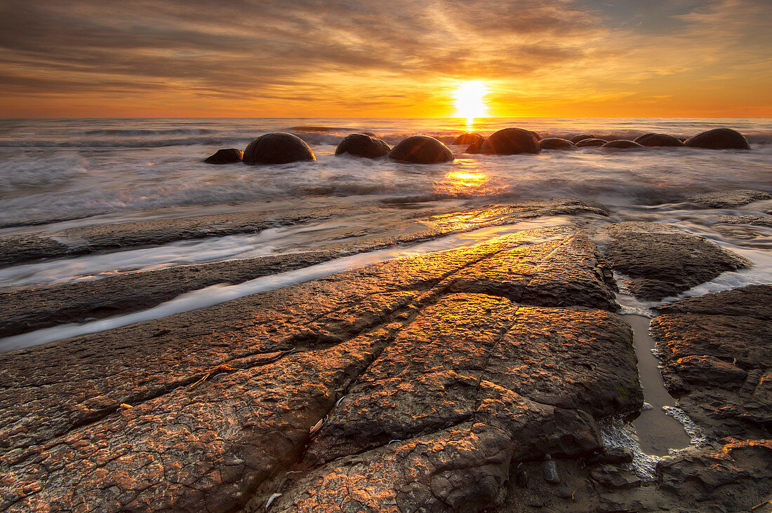 Die Moeraki Boulders bei Sonnenaufgang, Moeraki Beach, Otago, Südinsel, Neuseeland, Pazifik