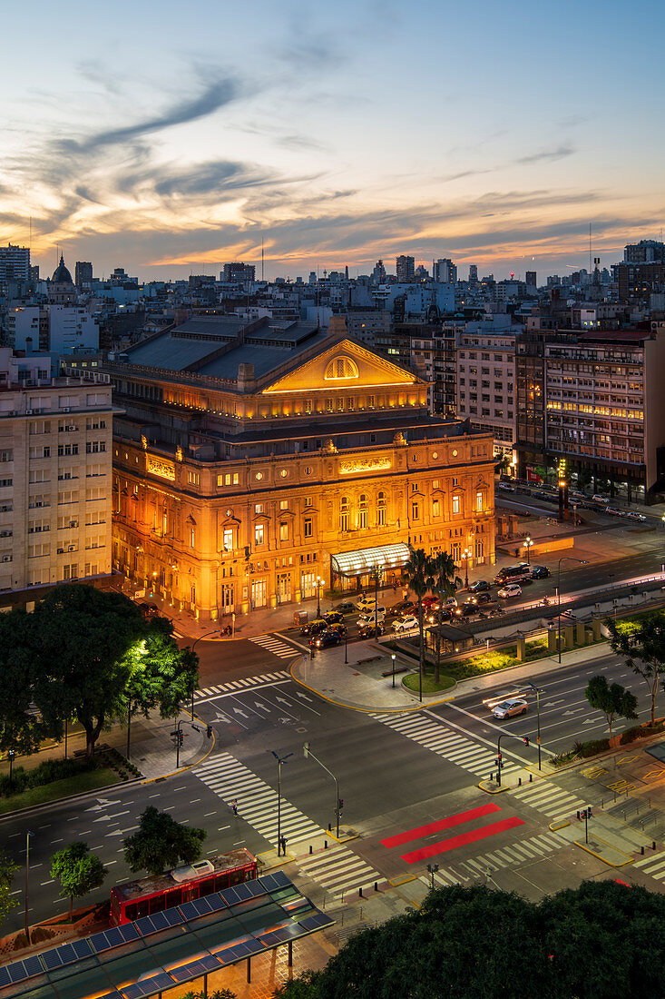 Teatro Colon bei Sonnenuntergang auf der Avenida 9 de Julio, Buenos Aires, Argentinien, Südamerika