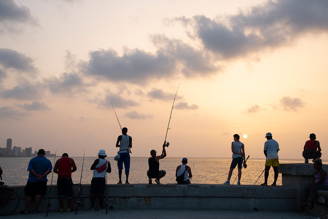 Angeln am Malecon bei Sonnenuntergang, Havanna, Kuba, Westindische Inseln, Karibik, Mittelamerika