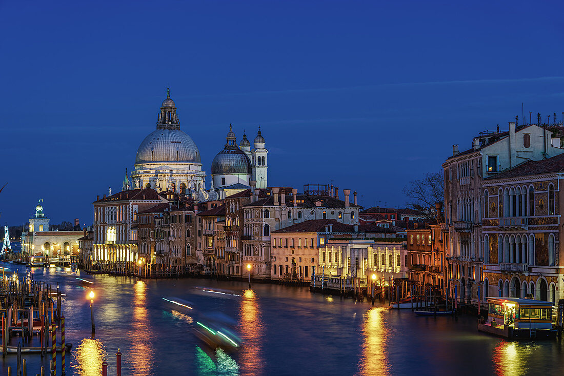Blick von Grand Canal auf die Kirche Santa Maria della Salute im Stadtviertel Dorsoduro bei Nacht, Venedig, UNESCO-Weltkulturerbe, Venetien, Italien, Europa