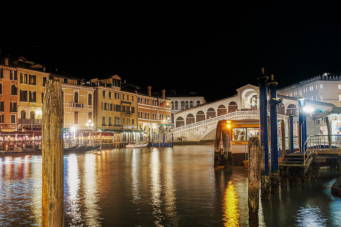 Nachtansicht der beleuchteten Ponte di Rialto, der Bogenbrücke von Rialto und der traditionellen Canal Grande, Venedig, UNESCO-Weltkulturerbe, Venetien, Italien, Europa