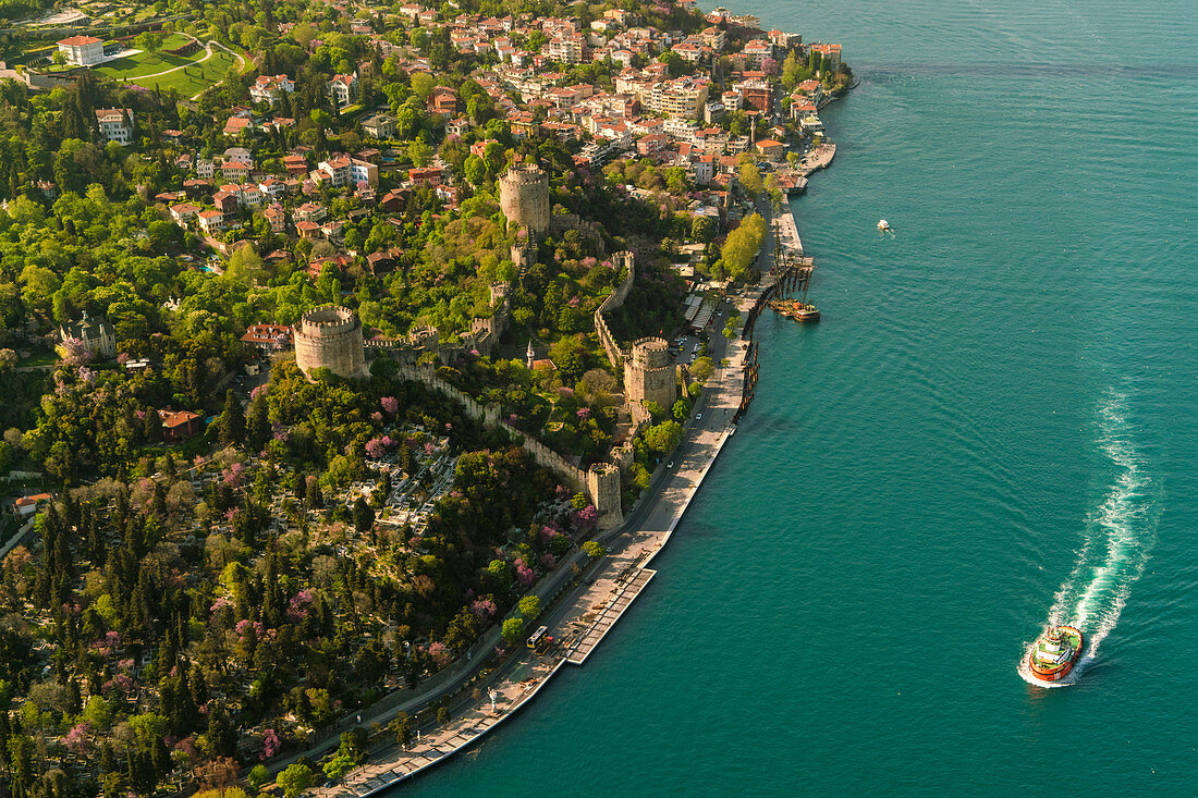 Rumeli Hisari (Rumelische Festung) aus dem 15. Jahrhundert mit mehreren Türmen, Wanderwegen und Blick auf das Wasser, Istanbul, Türkei, Europa