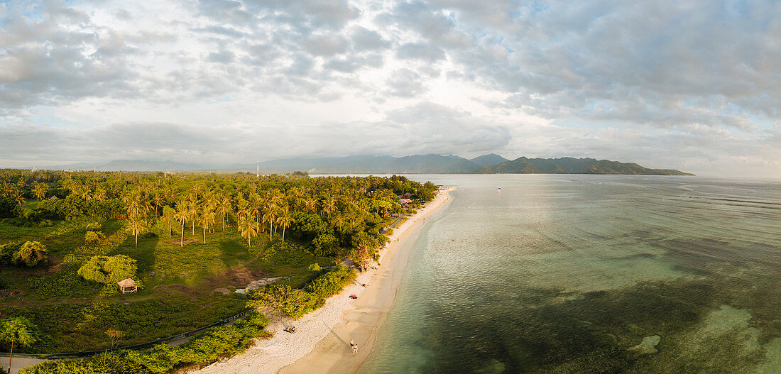 Strand bei Sonnenuntergang, Gili Air, Gili-Inseln, Lombok-Region, Indonesien, Südostasien, Asien