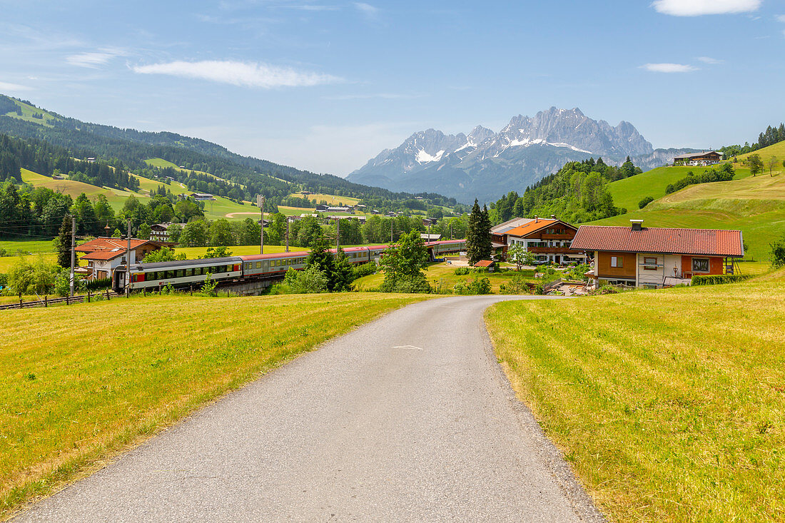 Blick auf Zugstrecke und Ellmauer Halt Berggipfel bei St. Johann, österreichische Alpen, Tirol, Österreich, Europa