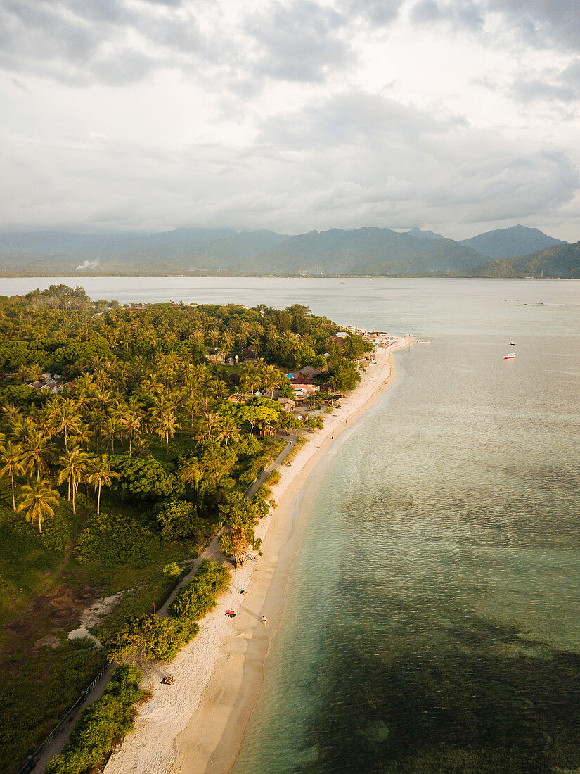 Strand bei Sonnenuntergang, Gili Air, Gili-Inseln, Lombok-Region, Indonesien, Südostasien, Asien