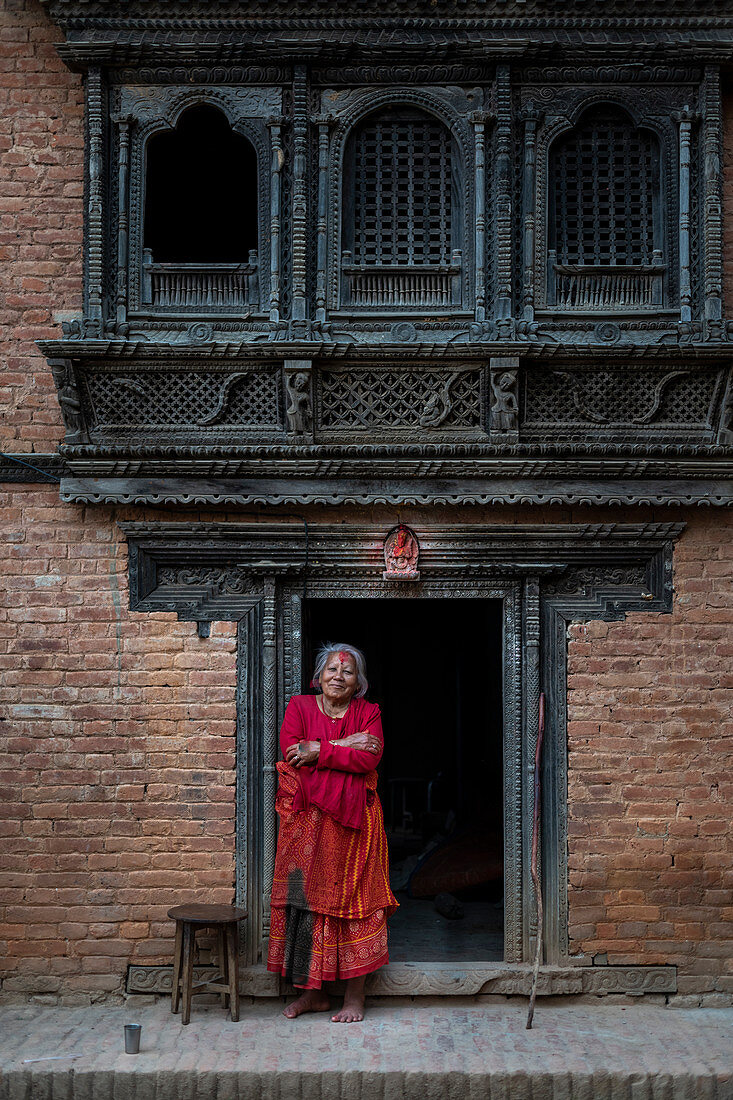 Traditionelle dekorative Newar Fenster (handgeschnitzte Holzfenster) und Architektur an einem Tempel in einem historischen kleinen Dorf, Nuwacot, Nepal, Asien