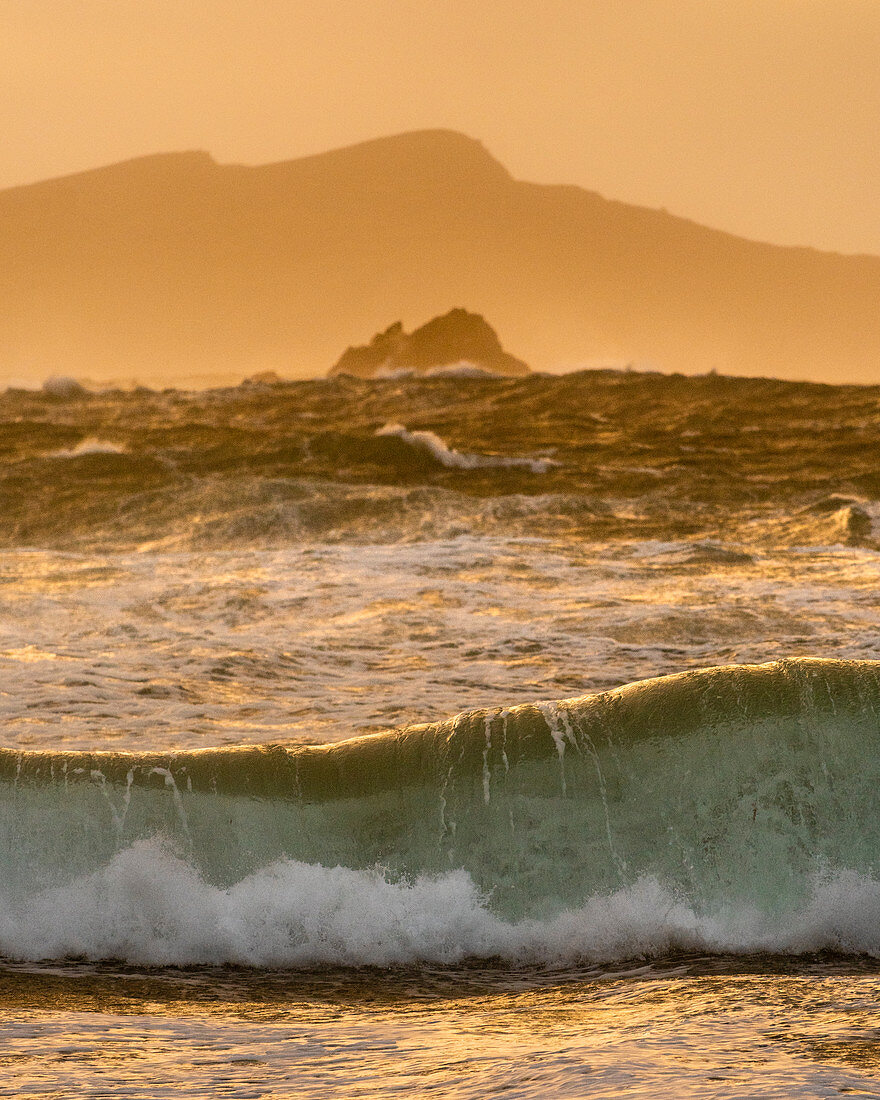 Große Wellen am Clogher Strand, Dingle-Halbinsel, Grafschaft Kerry, Münster, Republik Irland, Europa