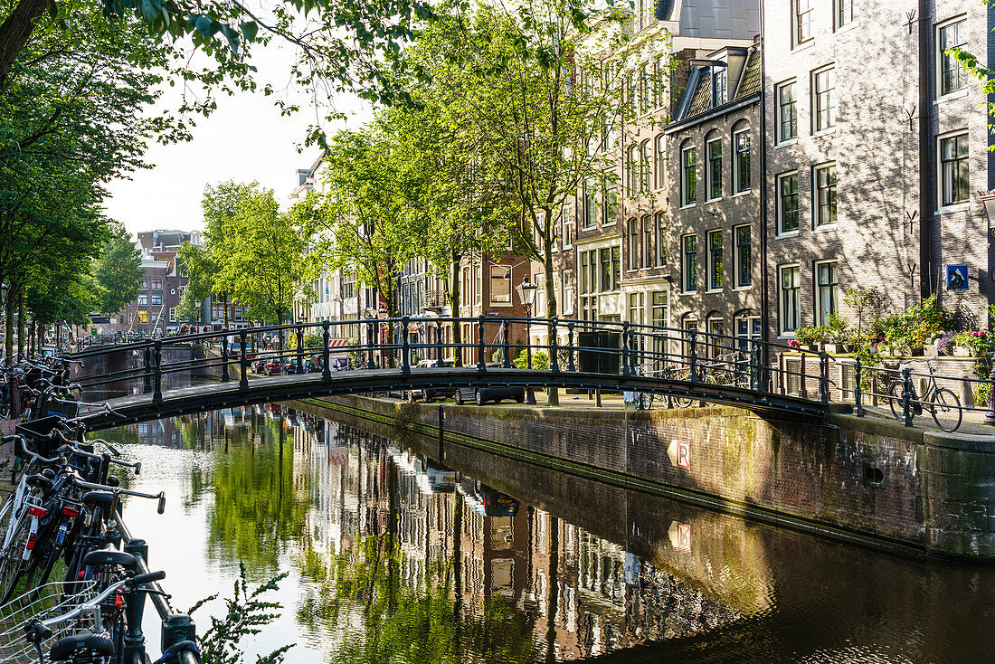 Alte Giebelgebäude reflektiert sich in einem Kanal, Amsterdam, Nordholland, die Niederlande, Europa