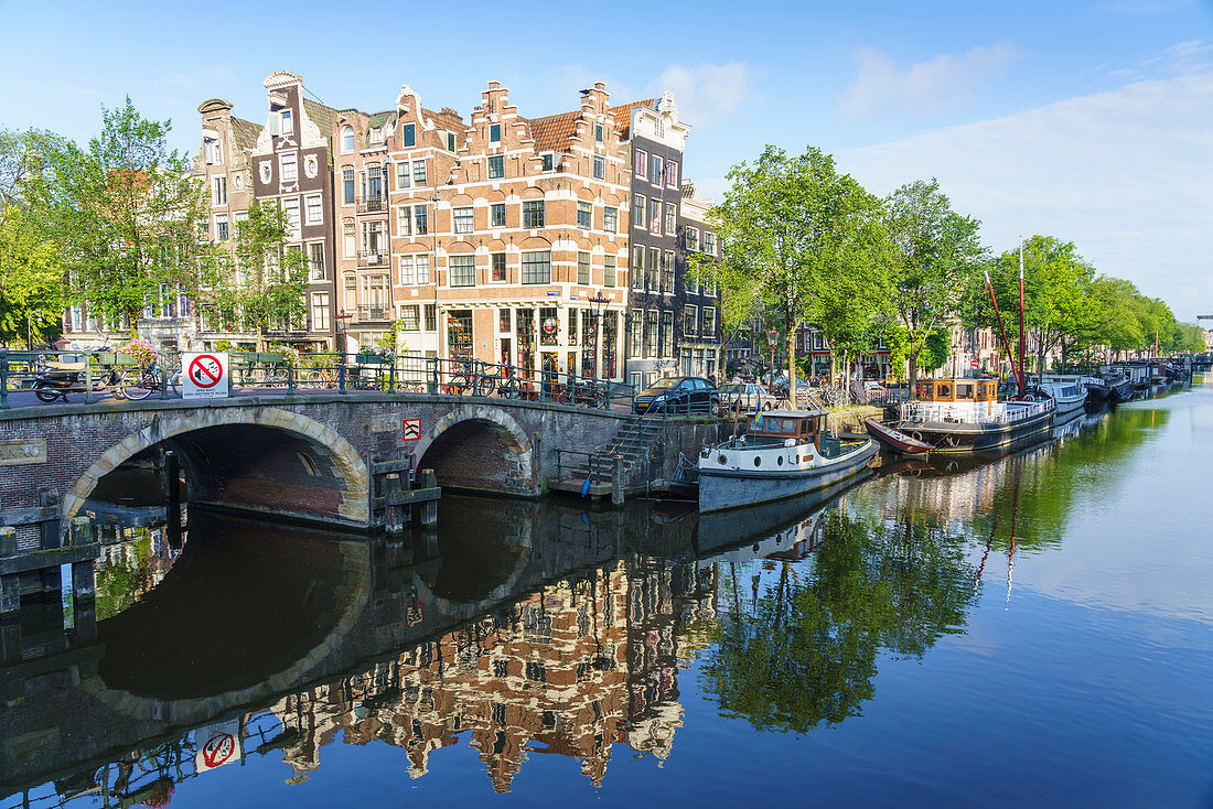 Alte Giebelgebäude an der Brouwersgracht, Amsterdam, Nordholland, Niederlande, Europa