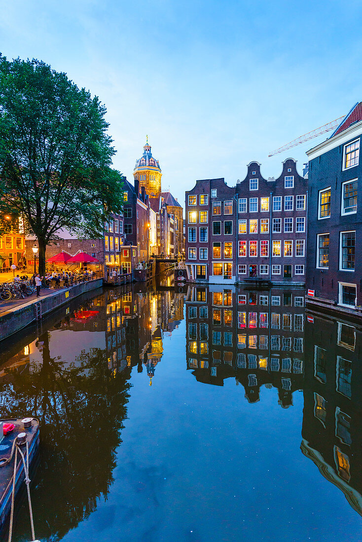 Alte Giebelgebäude an einem Kanal in der Abenddämmerung, Oudezijds Kolk, Amsterdam, Nordholland, Niederlande, Europa