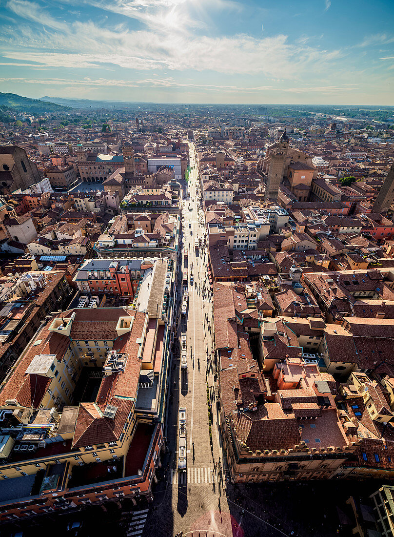Via Rizzoli, erhöhte Ansicht vom Asinelli-Turm, Bologna, Emilia-Romagna, Italien, Europa