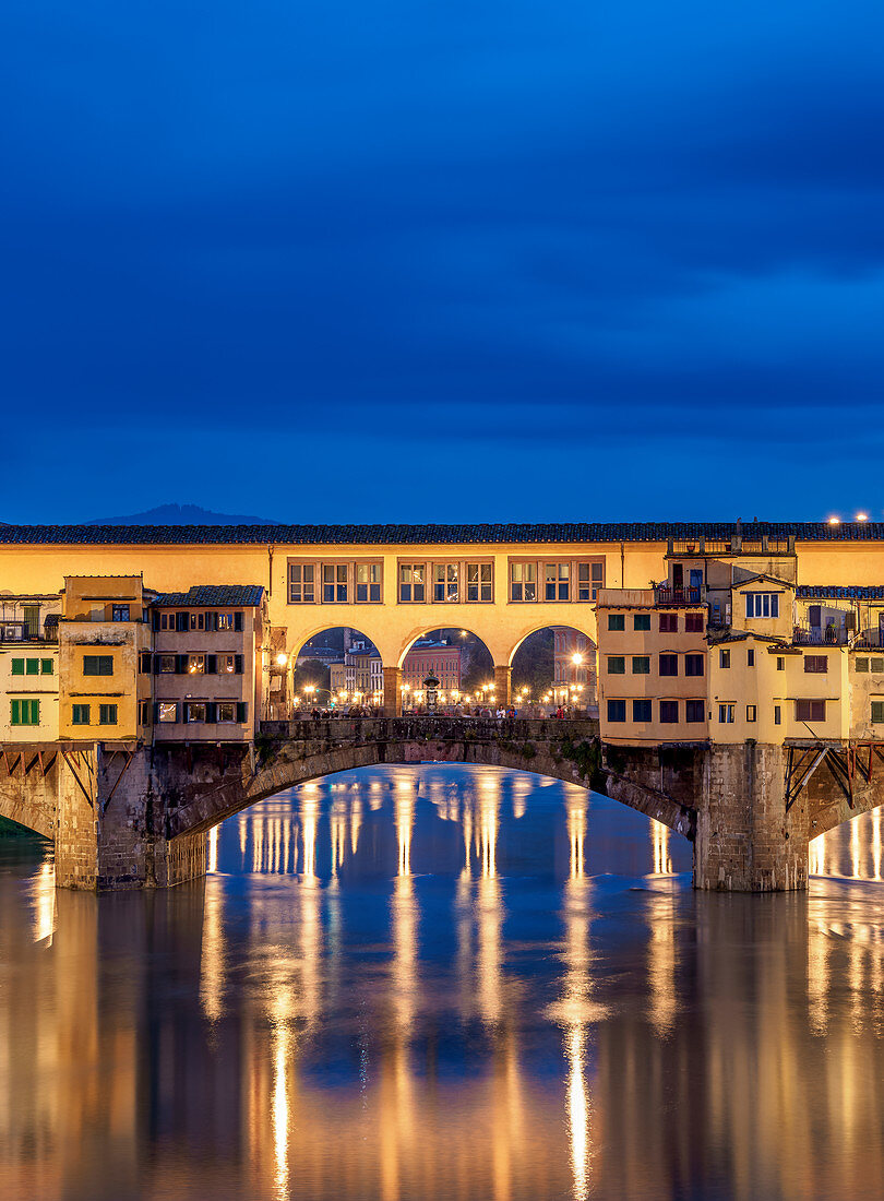 Die Ponte Vecchio über den Arno in der Abenddämmerung, Florenz, UNESCO-Weltkulturerbe, Toskana, Italien, Europa
