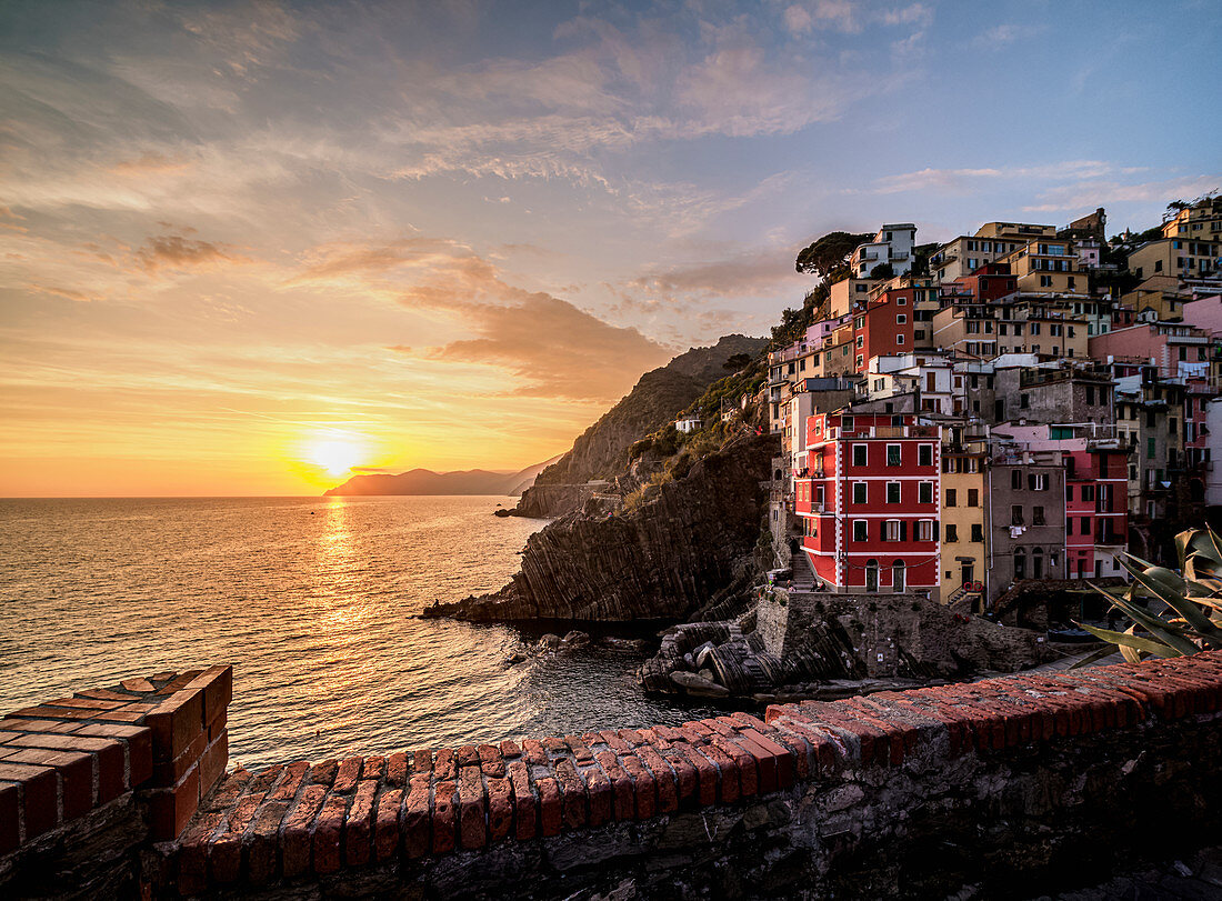 Riomaggiore bei Sonnenuntergang, Cinque Terre, UNESCO-Weltkulturerbe, Ligurien, Italien, Europa