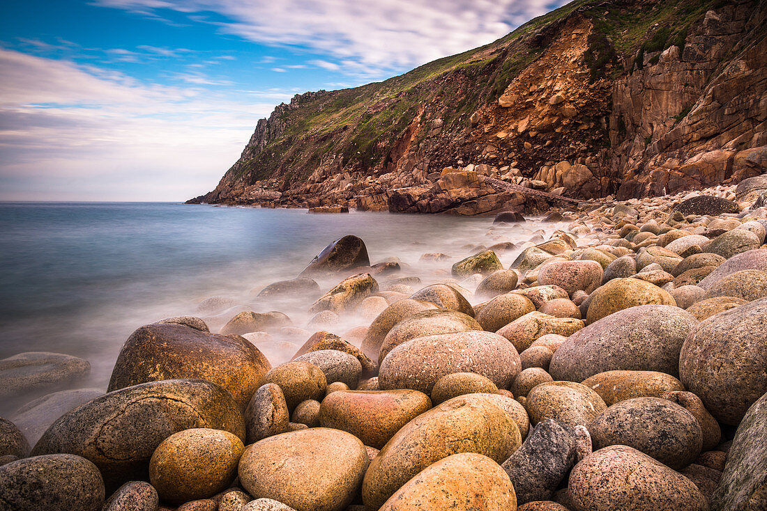 Porth Nanven, eine felsige Bucht in der Nähe von Land's End, Cornwall, England, Großbritannien, Europa