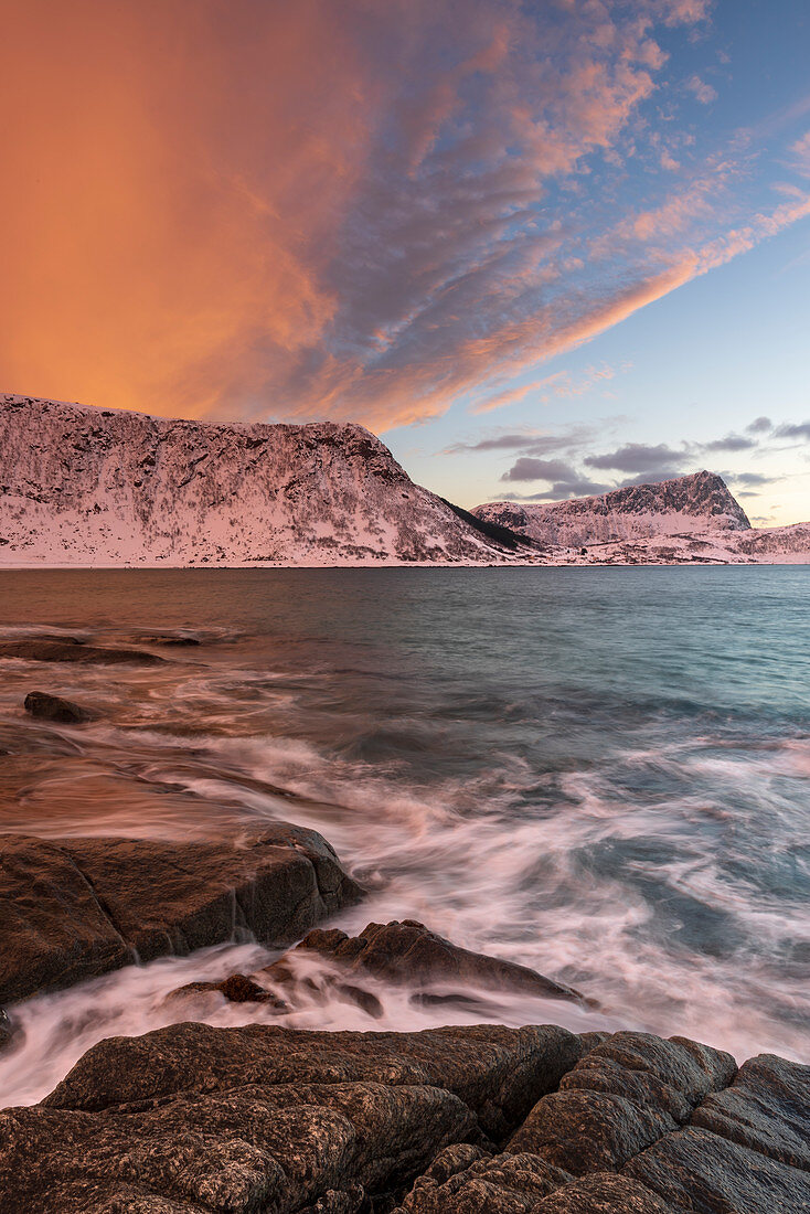 Ein dramatischer Sonnenuntergang bei Haukland Beach, Lofoten, Nordland, Arktis, Norwegen, Europa