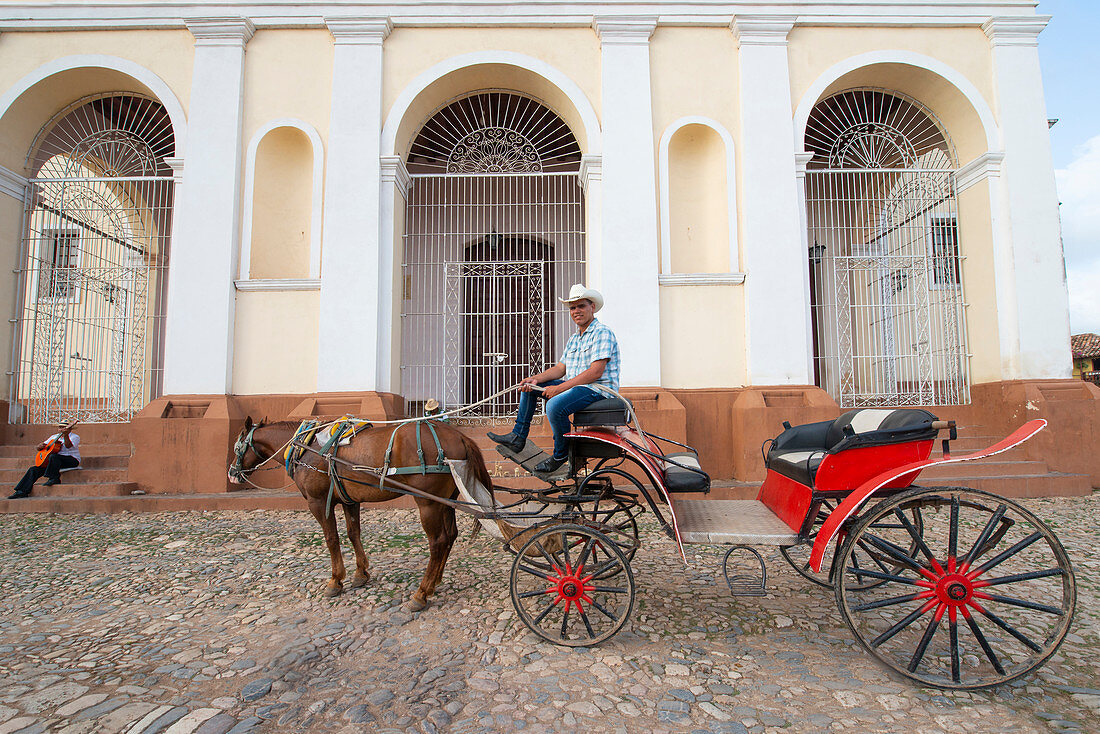 Pferdewagen an der Plaza Mayor vor der Kirche der Heiligen Dreifaltigkeit, UNESCO-Weltkulturerbe, Trinidad, Kuba, Westindische Inseln, Karibik, Mittelamerika