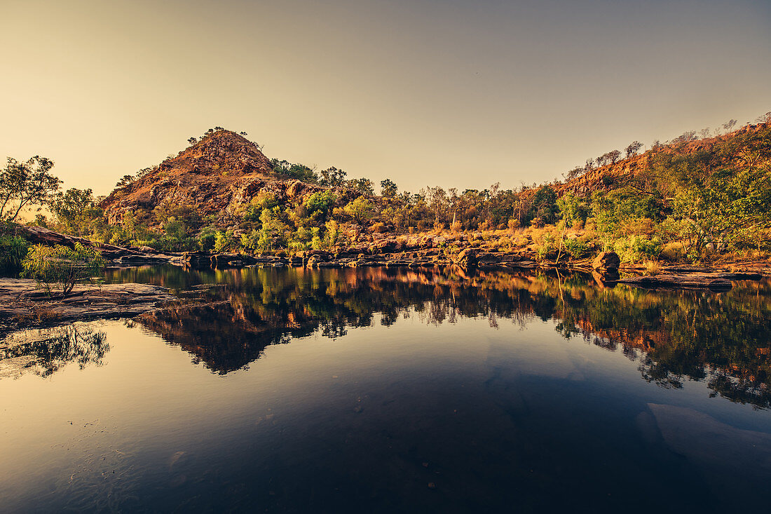 Sonnenaufgang bei Bell Gorge mit Wasserfall in der Kimberley Region in Westaustralien, Australien, Ozeanien