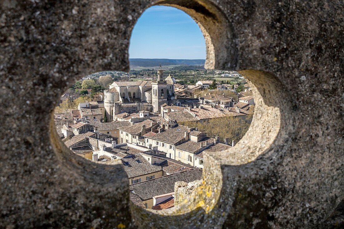 Frankreich, Gard, Uzes, St. Etienne Kirche und die Dächer der Altstadt