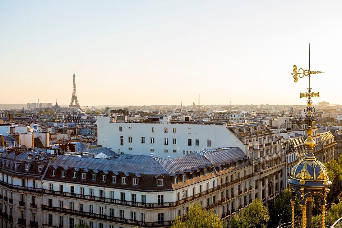 Frankreich, Paris, Turmspitze des Kaufhauses Le Printemps und des Eiffelturms