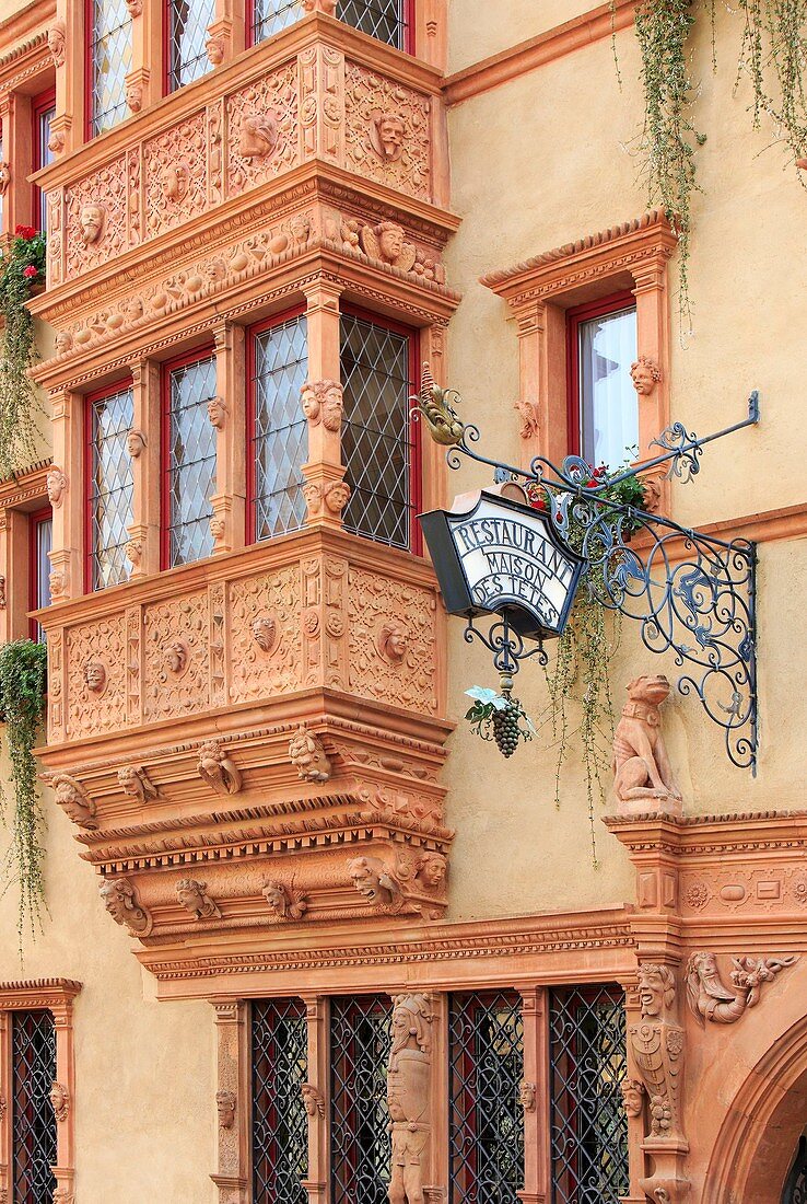 Frankreich, Haut-Rhin, Route des Vins d'Alsace, Colmar, Fassade des Maison des Tete im Renaissancestil ehemalige Weinbörse in der Rue des Tetes (Tete Straße)