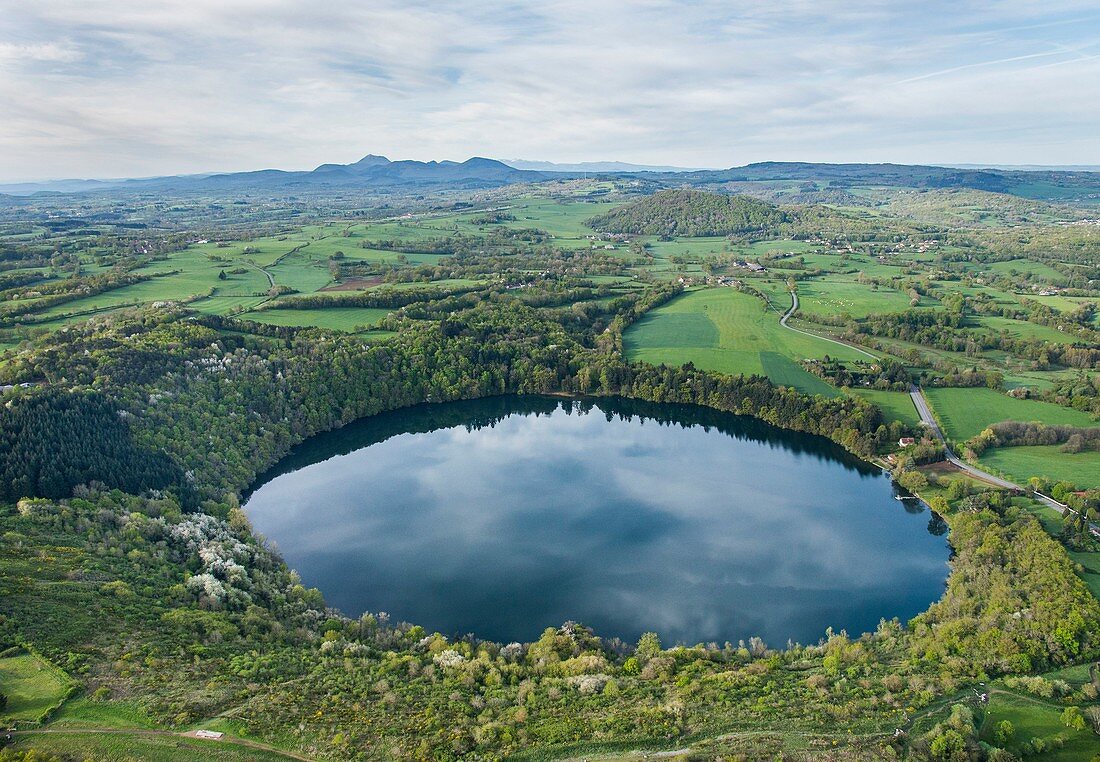 Frankreich, Puy de Dome, UNESCO Weltkulturerbe Gebiet, Charbonnieres les Vieilles, Gour de Tazenat, Vulkantyp Maar, Chaîne des Puys im Hintergrund (Luftaufnahme)