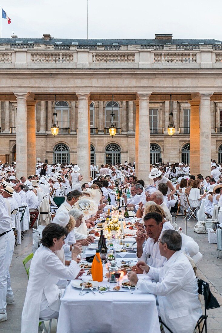 Frankreich, Paris, Palais Royal (Königspalast), das Abendessen in Weiß findet an einem geheimen Ort statt, der im letzten Moment an einem Donnerstag im Juni enthüllt wird