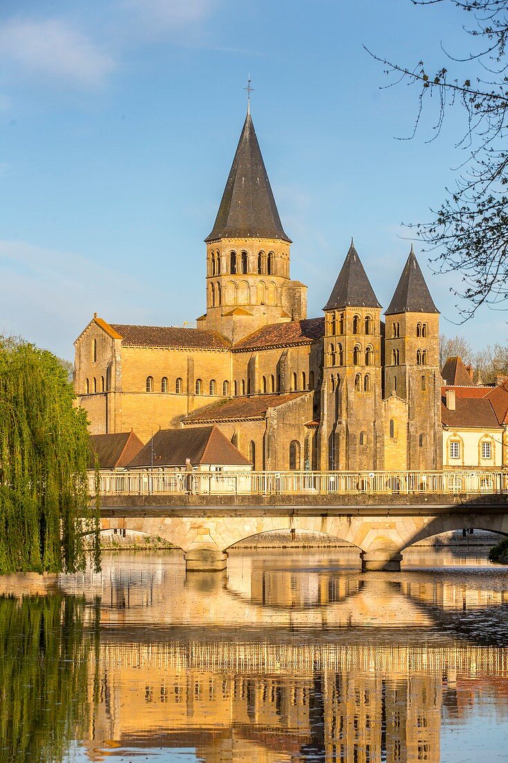 Frankreich, Saone et Loire, Paray-le-Monial, Basilique du Sacre Coeur (Basilika des Heiligen Herzens) am Ufer des Flusses Bourbince