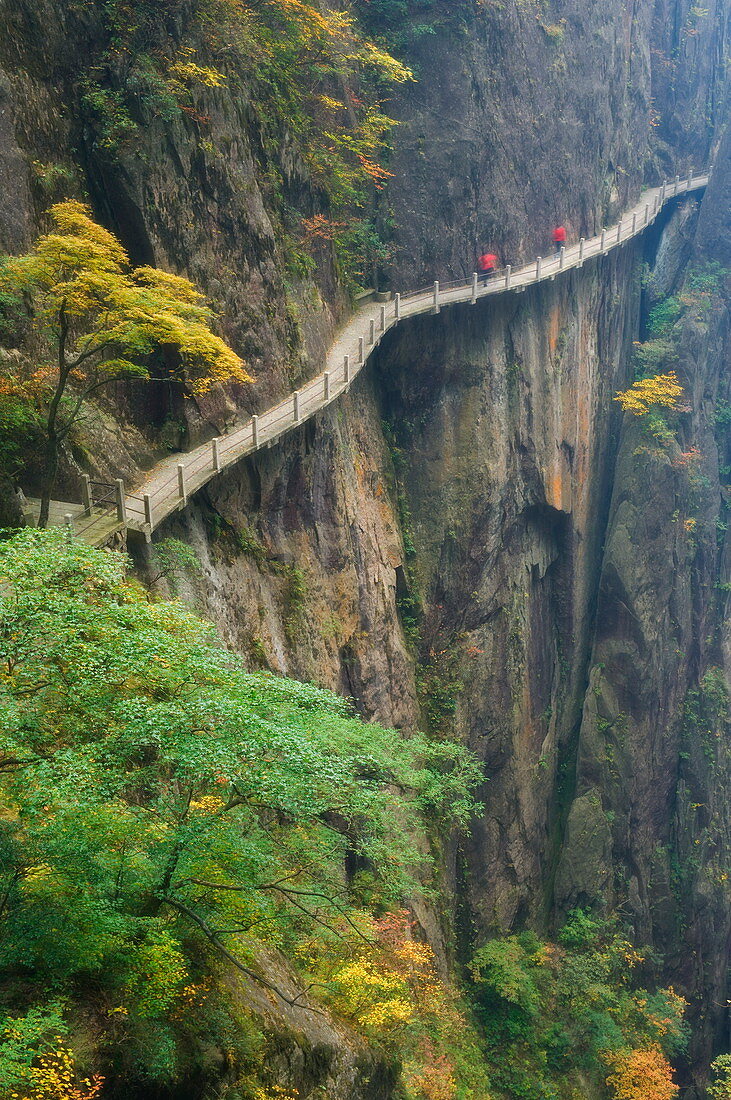 Fußweg entlang der Felswand, Tal Xihai (Westsee), Berg Huangshan (gelber Berg), Provinz Anhui, China, Asien