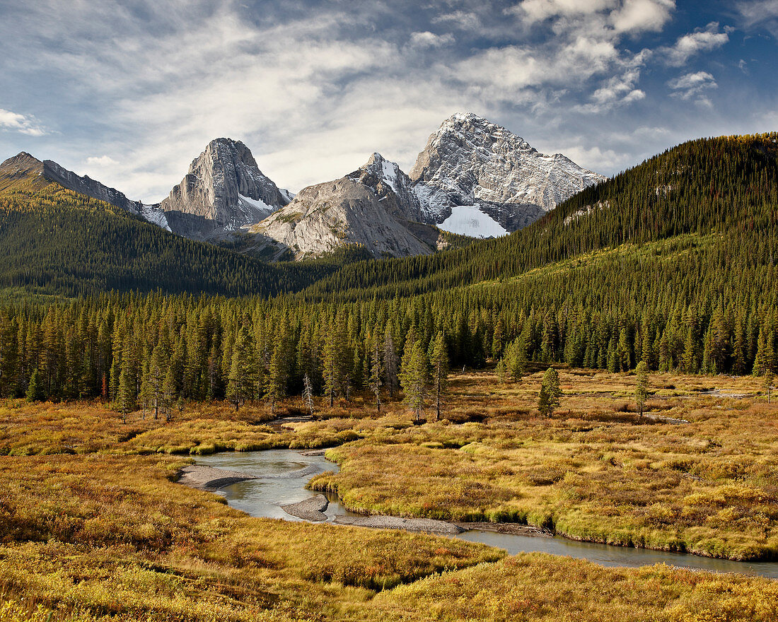 Herbslandschaft mit Smutts Creek, Commonwealth Peak links, Pigs Tail (Sharks Tooth) in der Mitte und Mount Birdwood rechts, Peter Lougheed Provincial Park, Kananaskis Country, Alberta, Kanada, Nordamerika