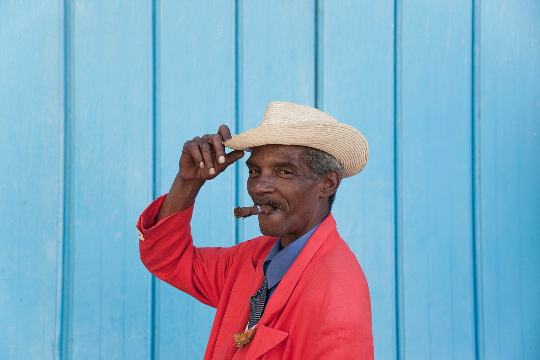 Kubaner mit Zigarre, Havanna, Kuba, Westindische Inseln, Mittelamerika