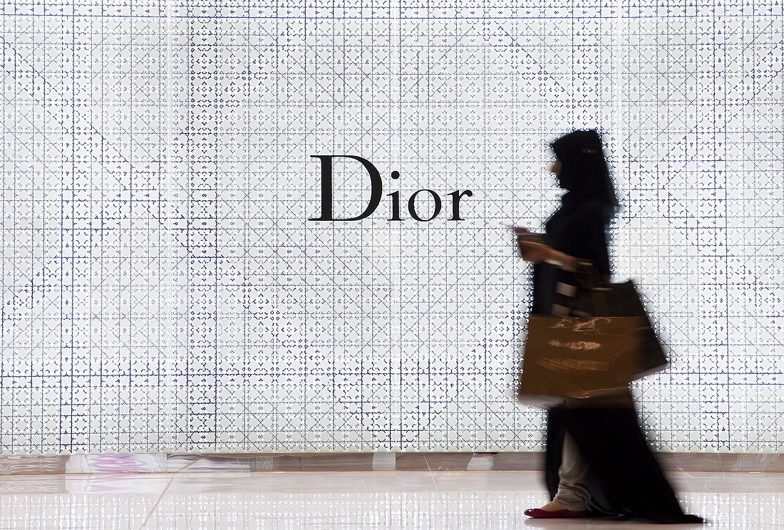 Einkaufen in den Modegeschäften der Dubai Mall, dem größten Einkaufszentrum der Welt, gebaut auf dem Gelände des Burj Khalifa Park in Dubai, Vereinigte Arabische Emirate, Naher Osten