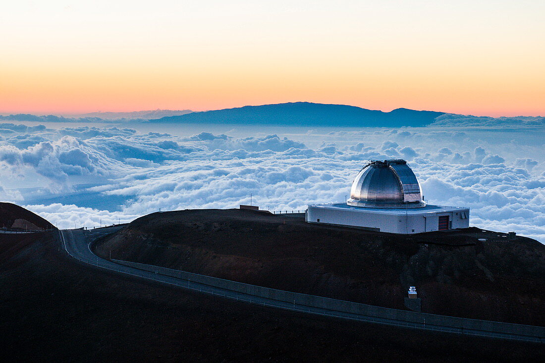 Observatorium auf Mauna Kea bei Sonnenuntergang, Big Island, Hawaii, Vereinigte Staaten von Amerika, Pazifik