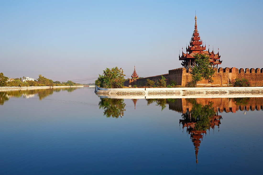 Wassergraben und Palast, Mandalay-Palast, Mandalay, Myanmar (Burma), Asien
