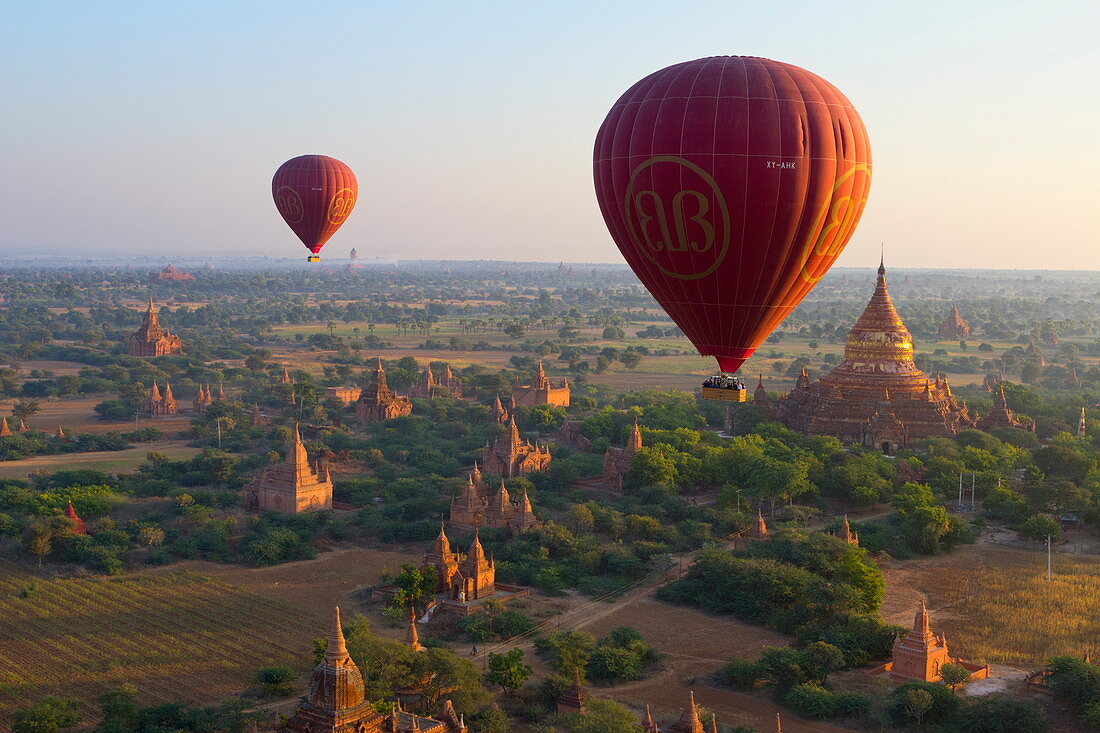 Morgendämmerung über alten Tempeln vom Heissluftballon aus, Bagan (Heidnisch), Zentralmyanmar, Myanmar (Burma), Asien