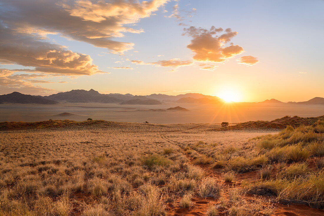 Sonnenuntergang im NamibRand-Naturschutzgebiet, Namib-Wüste, Namibia, Afrika